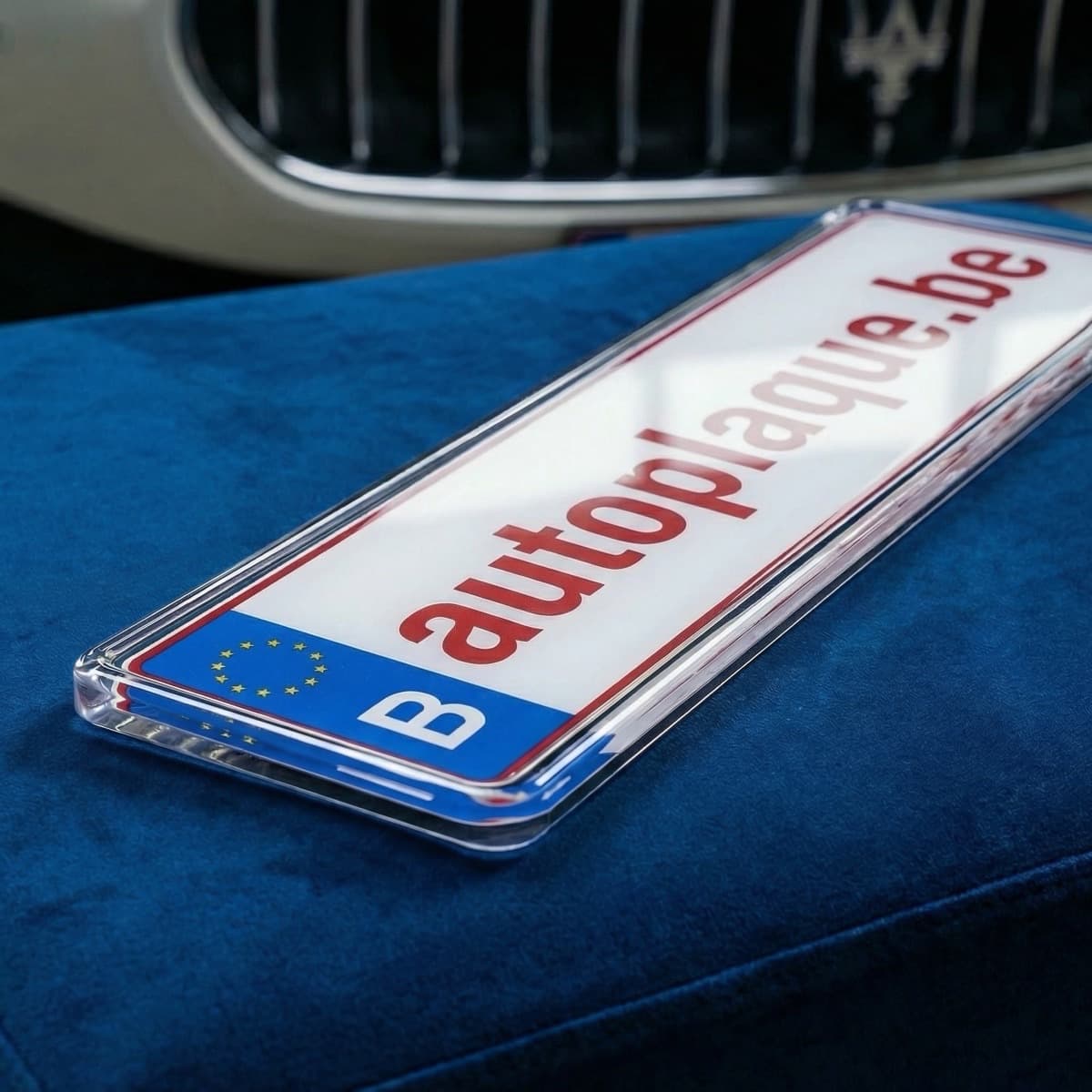 Gros plan sur une plaque d'immatriculation belge en plexiglas avec finition brillante et film rétroréfléchissant