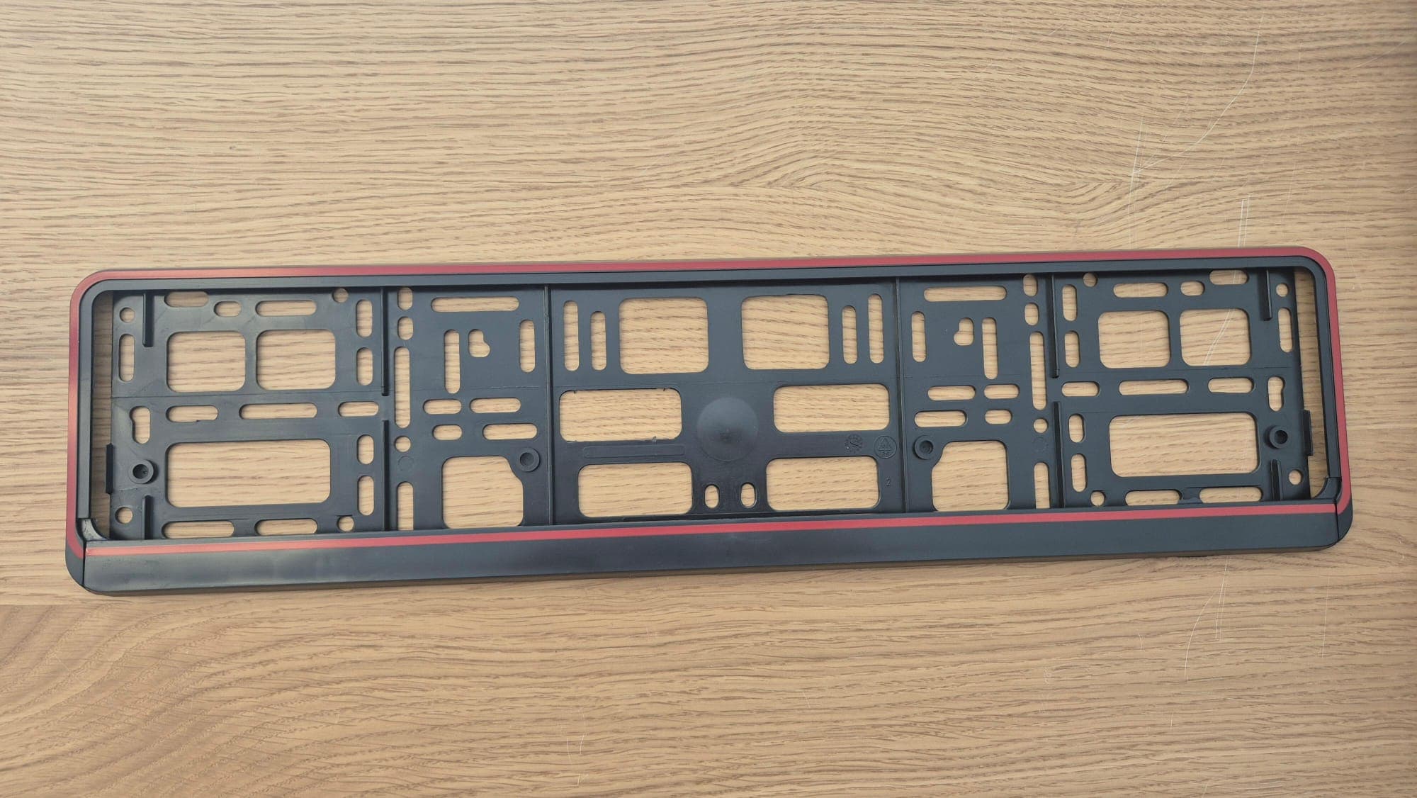Porte-plaque voiture ligne rouge clipsable cadre plaque sport